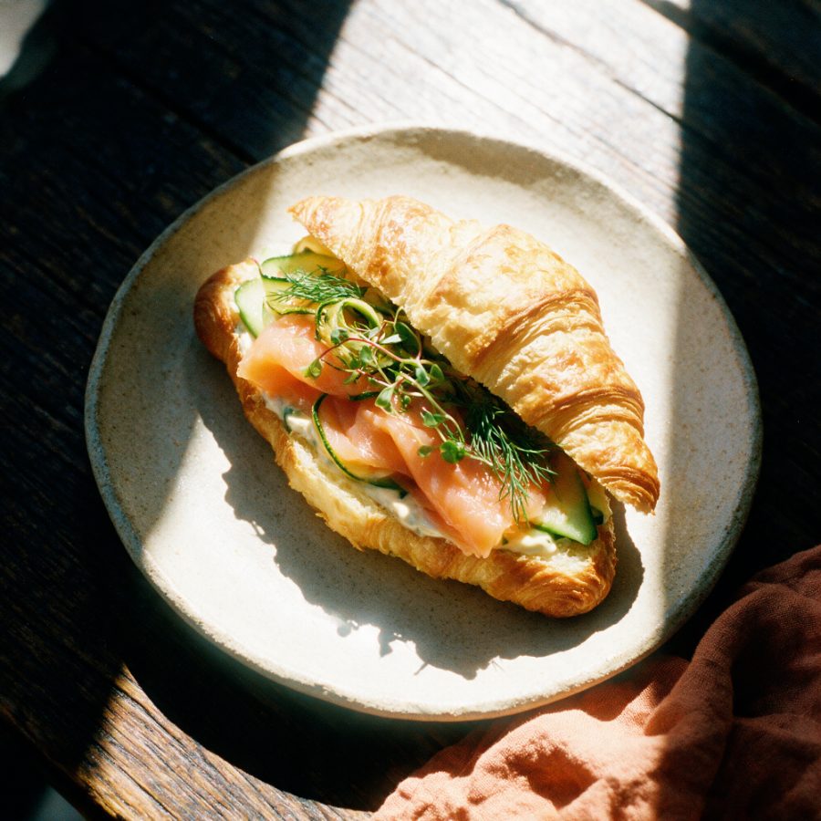 Croissant con salmón
