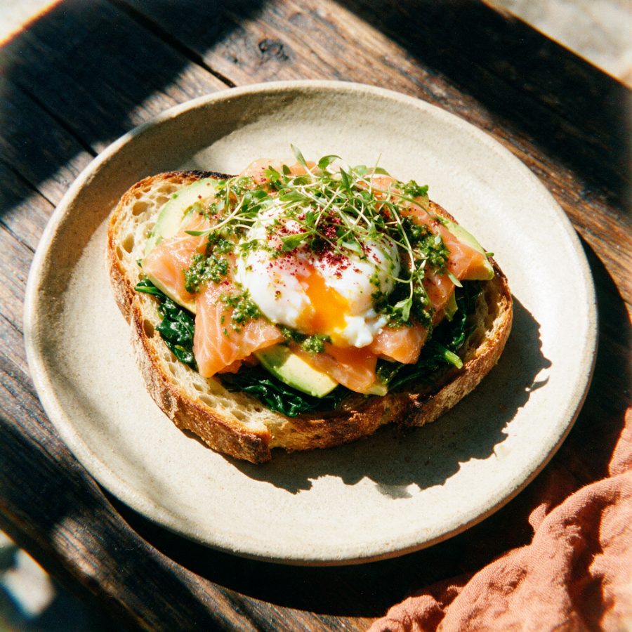 Tostada de salmón con huevo